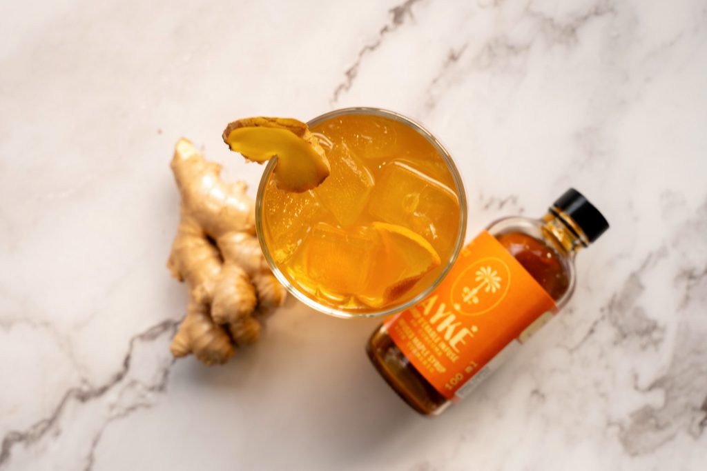 Ayké sirop d'érable ambré de grade a infusé gingembre curcuma cocktail mocktail à l'érable